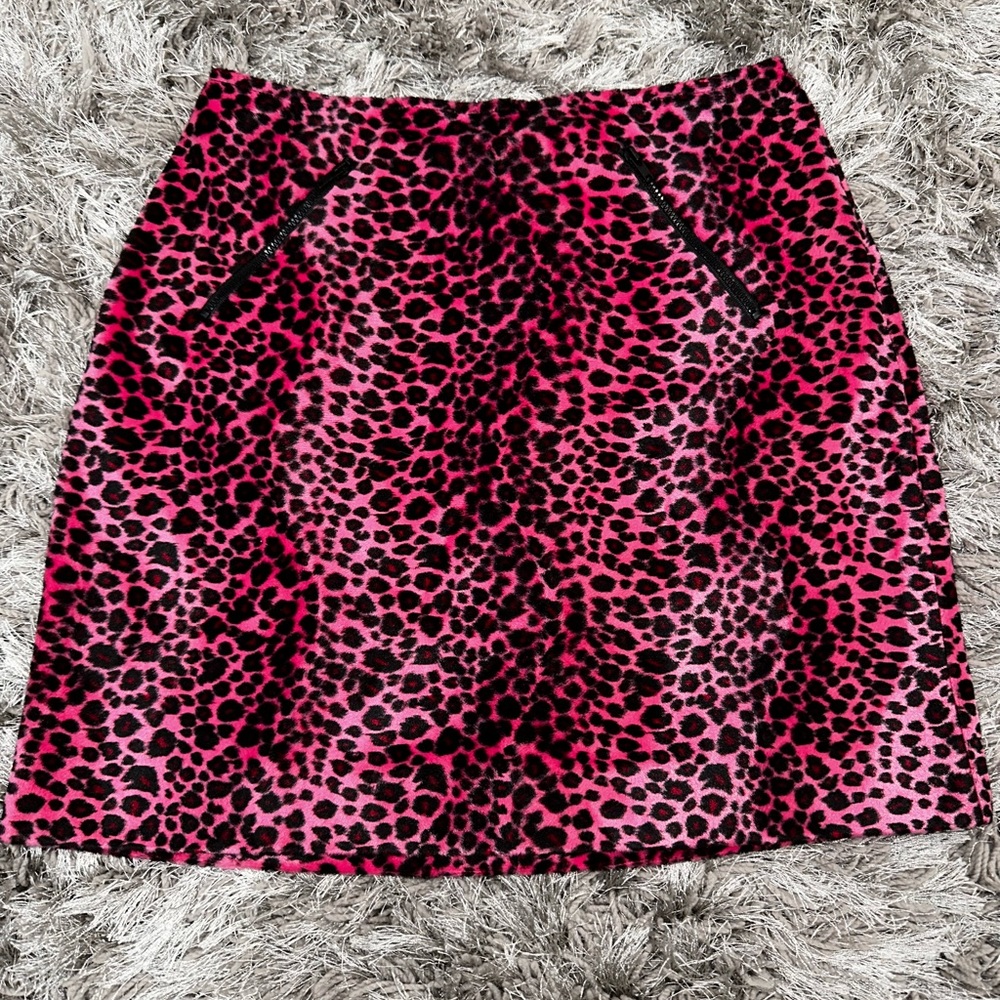 Betsey Johnson, vintage, hot pink leopard velour skirt. Women’s size small.💕
